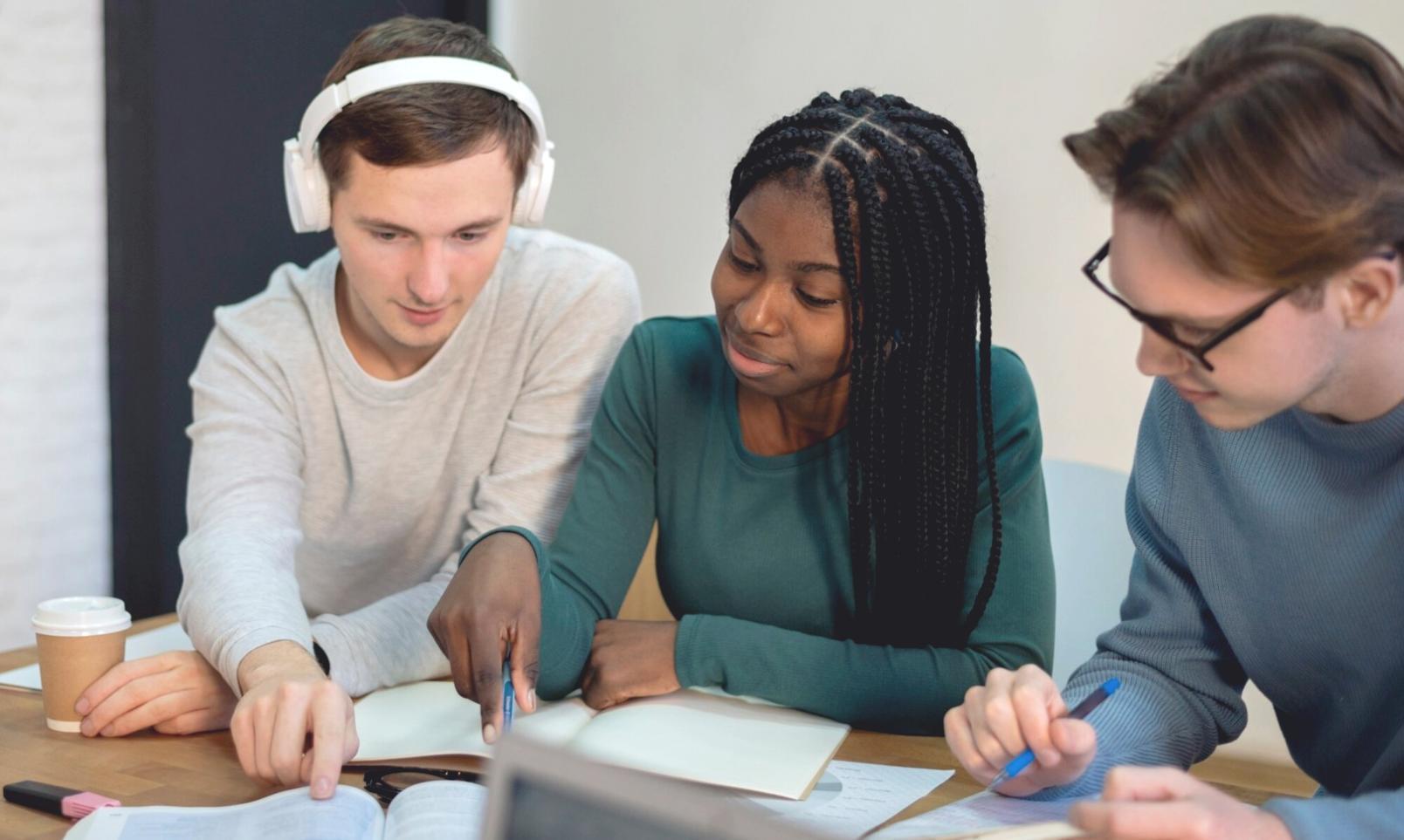 Interactive pronunciation learning session at PortalHubNetwork